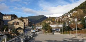 Vista generica sulle montagne o vista sulle montagne dall'interno dell'affittacamere