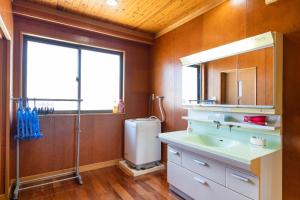 Un baño con lavabo, espejo y ventana. en HOLIDAY INN GARAKUTA, en Ishigaki Island 37 fotos más