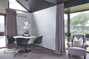ein Esszimmer mit einem Tisch und Stühlen in der Unterkunft Hotel Carlton Mill in Christchurch