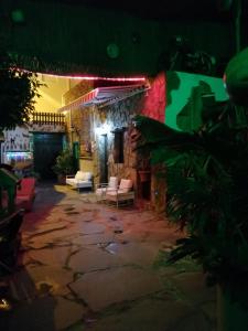 - une terrasse avec des chaises et un bâtiment la nuit dans l'établissement La Piedra Viva Agüimes , Siete hermanos, à Agüimes