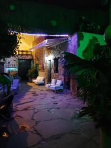 eine Terrasse in der Nacht mit weißen Möbeln und Lampen in der Unterkunft La Piedra Viva Agüimes , Siete hermanos in Agüimes