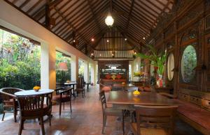 En restaurant eller et andet spisested på Rumah Ganesha Ubud