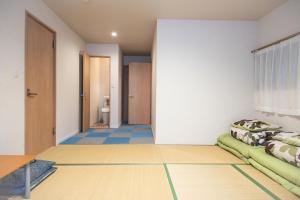 Osaka Guesthouse SAYURI TENGACHAYA Ekimae房間的床