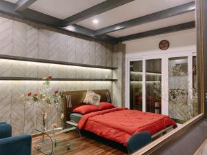 ein Schlafzimmer mit einem roten Bett und einem Fenster in der Unterkunft Luxurious Chinatown Hideaway in Ho-Chi-Minh-Stadt