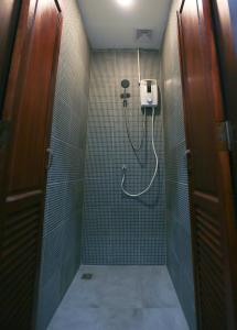 baño con ducha con manguera en Petit Espace Boutique Hostel, en Vientiane