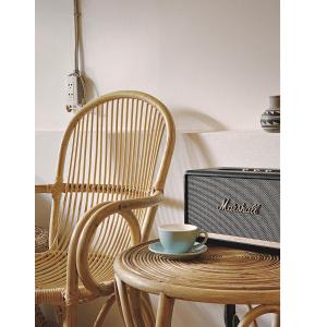 una taza de café sentada en una mesa junto a una silla en Petit Espace Boutique Hostel, en Vientiane