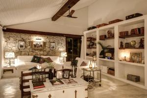 a living room with a couch and a table at Villa Balthazar in Búzios