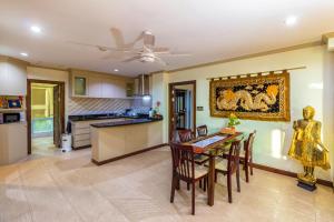 Η κουζίνα ή μικρή κουζίνα στο Karon View Apartments