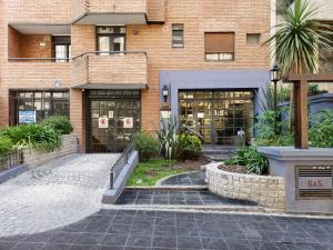 ein Backsteingebäude mit einem Gehweg davor in der Unterkunft Alquiler Temporario en Nueva Córdoba! in Cordoba