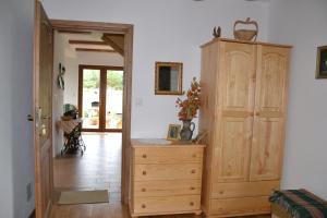 Habitación con armario de madera y cómoda. en Zagajnik Holiday House en Sucha Rzeczka