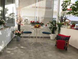 una stanza con tavolo, sedie e piante di Dina's House a Spata