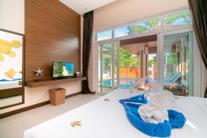 Un pat sau paturi într-o cameră la Rawai Private Villas - Pools and Garden +9 fotografii
