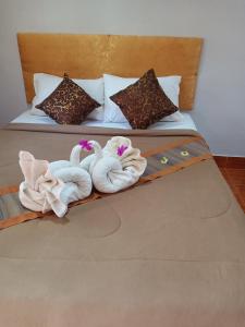 Een bed of bedden in een kamer bij Poonsap Resort