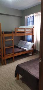 Katil dua tingkat atau katil-katil dua tingkat dalam bilik di The Half House by Elmar Cabin