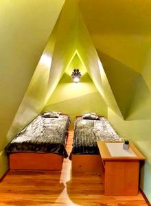 Posteľ alebo postele v izbe v ubytovaní Pokoje i Apartamenty Regionalny Styl ul Króle 1a Zakopane