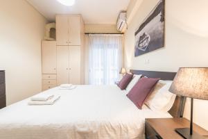 سرير أو أسرّة في غرفة في Ioannis Cozy Apartment 500 meters from Acropolis museum