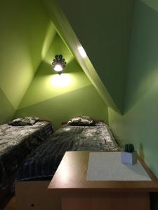 Posteľ alebo postele v izbe v ubytovaní Pokoje i Apartamenty Regionalny Styl ul Króle 1a Zakopane