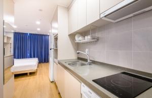 Kuchyň nebo kuchyňský kout v ubytování Hi Residences