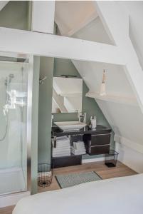 y baño con lavabo y bañera. en Tiny House Lindenhouse en Heemstede