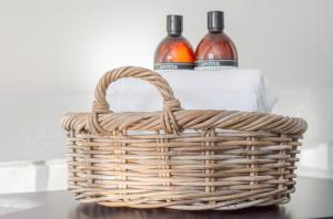 two bottles of wine in a wicker basket at Tiny House Lindenhouse in Heemstede +23 photos