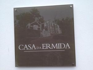 een bord voor een casa erimimo-gebouw bij Casa da Ermida in Velas