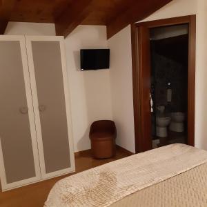 TV a/nebo společenská místnost v ubytování La casetta nel claustro