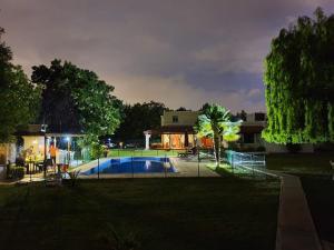 een huis met een zwembad in de nacht bij Villa Niagara in Chacras de Coria