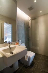 Ein Badezimmer in der Unterkunft Baan Karon Resort