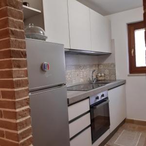Kuchyň nebo kuchyňský kout v ubytování La casetta nel claustro