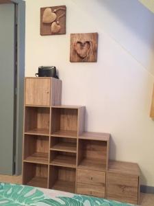 1 dormitorio con estante para libros y pared en Résidence l'Eterle, en Luz-Saint-Sauveur