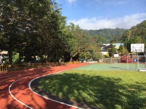 una pista de tenis con una pista de tenis en Zuo An Homestay en Hengshan