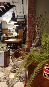- un salon avec une grande baignoire et une table dans l'établissement Mr. Buster B&B, à Hualien
