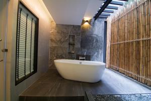 Ein Badezimmer in der Unterkunft Baan Karon Resort