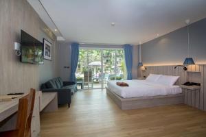 ein Schlafzimmer mit einem Bett, einer Couch und einem Sessel in der Unterkunft Baan Karon Resort in Karon Beach + 37 Fotos