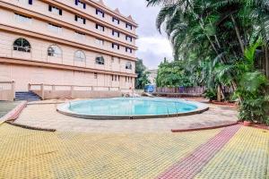 בריכת השחייה שנמצאת ב-Dhuri Resort או באזור