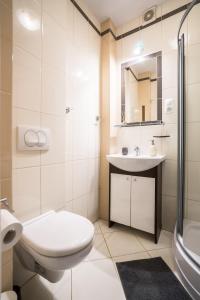 een witte badkamer met een wastafel en een toilet bij Old Town Heart II in Warschau