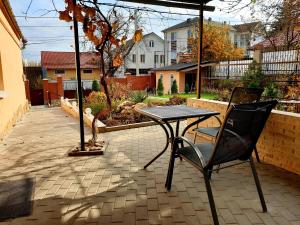 キシナウにあるSlovac House with a garden and fireplaceのギャラリーの写真