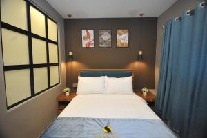 Giường trong phòng chung tại Skye Hotel Sunway