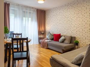 - un salon avec un canapé et une table dans l'établissement Nozownicza Street Apartment, à Wrocław