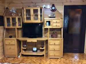 un centro de entretenimiento con TV en una habitación en Stone Lodge 2 en Kolašin