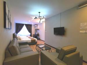 sala de estar con sofá y TV en HotSpot @ City Centre by SSVC, en Kota Kinabalu