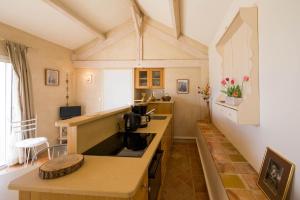 TV a/nebo společenská místnost v ubytování La Terre d'Or