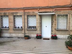 un edificio con una puerta y ventanas blancas en Montesanto 116 en Cosenza