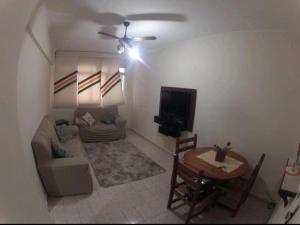 南灣的住宿－Casa Gomes，客厅配有沙发和桌子