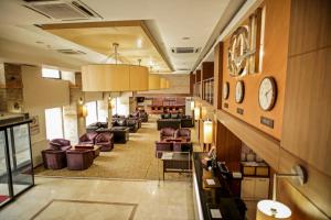 un vestíbulo con sofás y sillas en un edificio en Grand Denizli Hotel, en Denizli