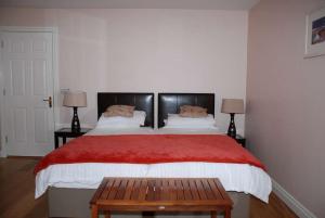 Postel nebo postele na pokoji v ubytování O'Briens Cashel Lodge