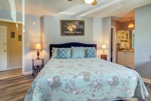 Un pat sau paturi într-o cameră la Chattahoochee River Edge Condominiums