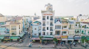 una vista aérea de una calle de la ciudad con edificios en HIEP HOA HOTEL en Chau Doc