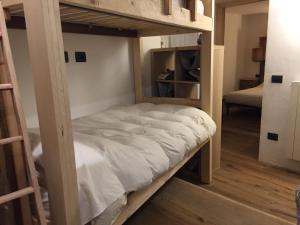 a room with two bunk beds in a room at Milla Appartamento 4-6 letti - Pontagna -1km Ponte di Legno T04416 in Villa Dalegno