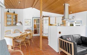 cocina y sala de estar con mesa y sillas en Nice Home In Gedser With Sauna, en Gedser